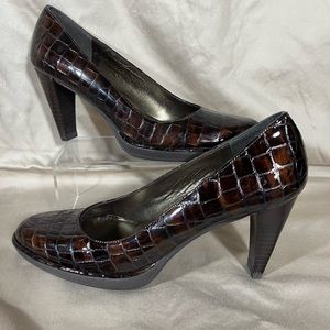 Stuart Weitzman Choc. Brown Crocodile Patent Leather Platform Pump SZ 6 1/2 SS